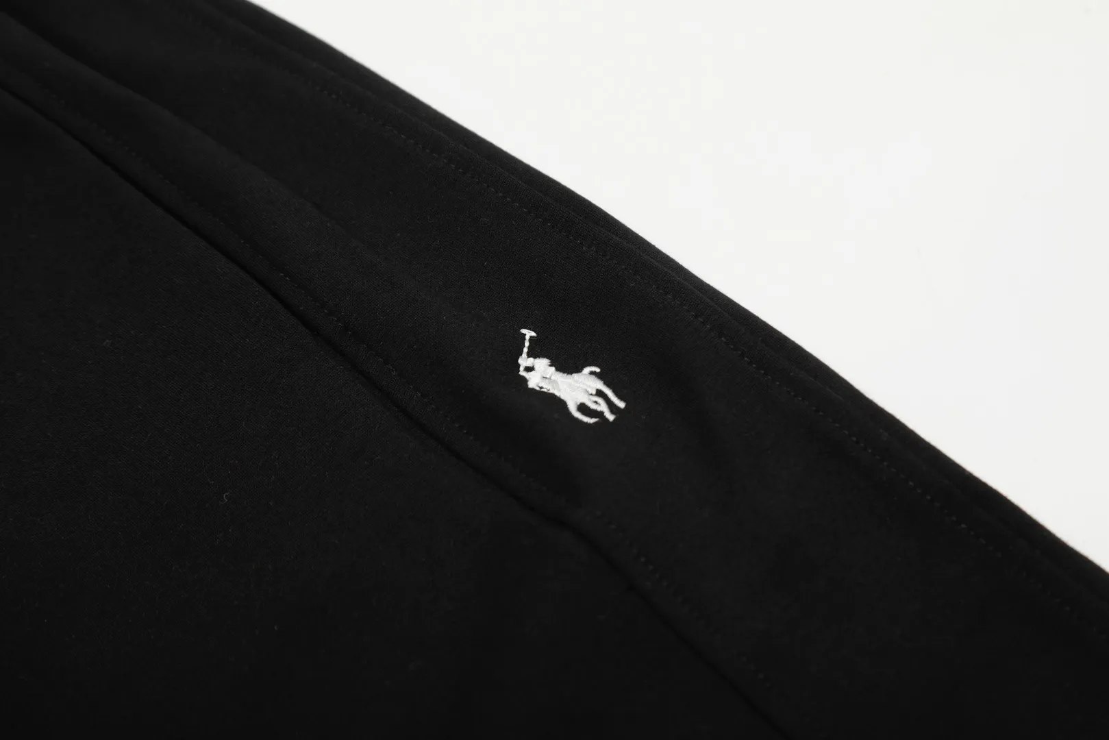 🅿️250 "Top quality" Style number: T7002# [Ralph Lauren solid color pony embroidered logo simple casual wide-leg trousers] ✅Ralph Lauren classic basic versatile unisex wide-leg spliced couple straight trousers ✅Brocade and cotton Roman cloth splicing technology ✅The version is restored to the original single The maximum size can be worn up to 170 pounds Loose, comfortable and stress-free ✅The upper body is simple and easy to match ootd must-have Good-looking clothes are never chosen by anyone. A must-have in couples’ wardrobes. Size: S-XL. Color: floral gray, black, yellow, and fruit green.